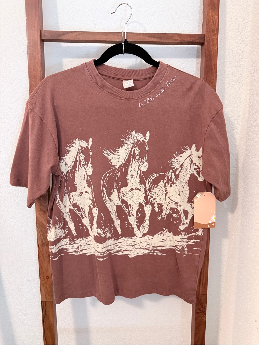Messy Bun Just Chillin Wild and Free Horses Women's Short Sleeve Graphic Tee XS
